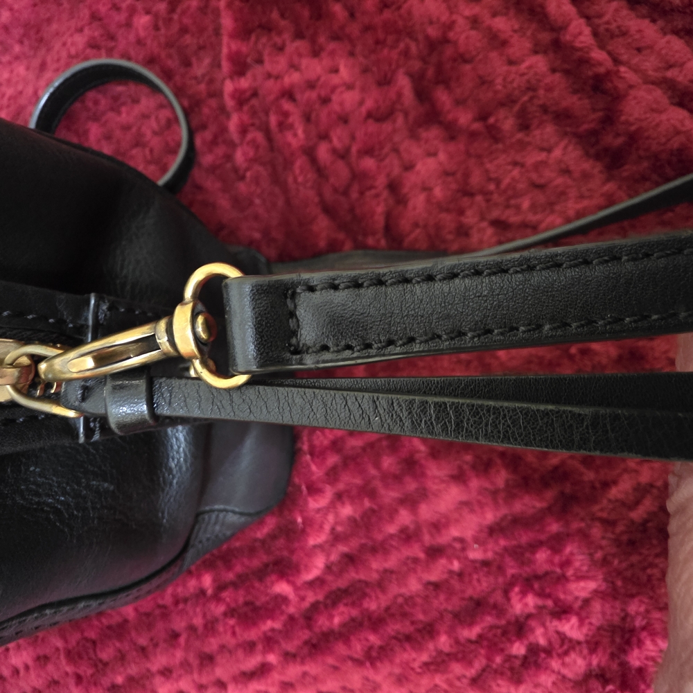 Elegant Black Leather Handbag - Picture 4 of 9